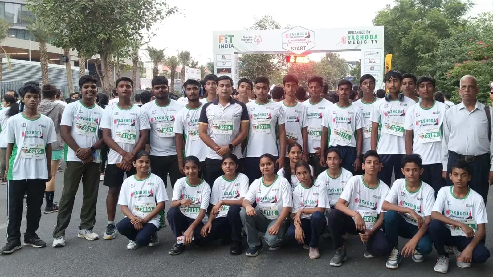 SRS students at the start of a half marathon